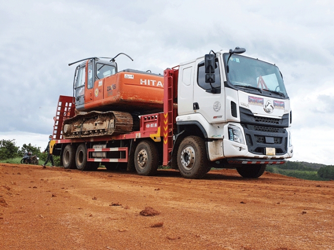 XE NÂNG ĐẦU CHỞ MÁY CÔNG TRÌNH CHENGLONG 4 CHÂN